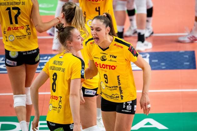 19.10.2024, Volleyball, Frauen, Volleyball-Bundesliga, Saison 2024 2025, SC Potsdam-VfB Suhl LOTTO Thüringen Im Bild: v.l. Jayde Robertsen (VfB Suhl LOTTO Thüringen),Jenny Mosser (VfB Suhl LOTTO Thüringen) Potsdam MBS Arena Potsdam Brandenburg Deutschland