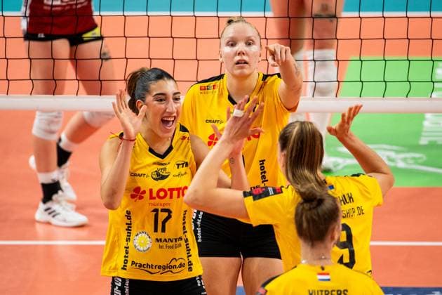 19.10.2024, Volleyball, Frauen, Volleyball-Bundesliga, Saison 2024 2025, SC Potsdam-VfB Suhl LOTTO Thüringen Im Bild: v.l. Julia Brown (VfB Suhl LOTTO Thüringen),Roosa Laakkonen (VfB Suhl LOTTO Thüringen),Jenny Mosser (VfB Suhl LOTTO Thüringen) Potsdam MBS Arena Potsdam Brandenburg Deutschland