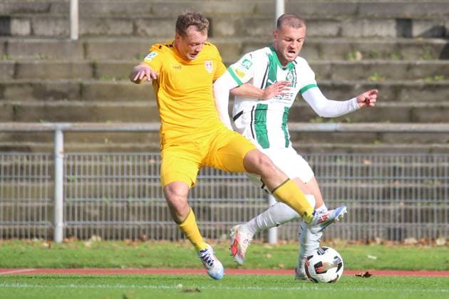 Mönchengladbach, Deutschland 19. Oktober 2024: Regionalliga West - 2024 2025 - Bor. Mönchengladbach U23 vs. KFC Uerdingen Im Bild: v. li. im Zweikampf Max Peter Klump (KFC Uerdingen) und Kushtrim Asallari (Borussia Mönchengladbach U23) Grenzlandstadion Nordrhein Westfalen Copyright: xFotostandx xVanxderxVeldenx