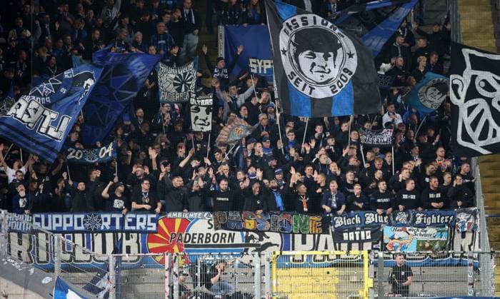 Paderborner Fans im Gästeblock 19.10.2024, Fußball, 2. Bundesliga, FC Kaiserslautern - SC Paderborn 07, 9. Spieltag, Saison 2024 25, Fritz Walter Stadion, Kaiserslautern, Deutschland, zmdz, ** DFB & DFL regulations prohibit any use of photographs as image sequences and or quasi-video. ** FC Kaiserslautern - SC Paderborn 07