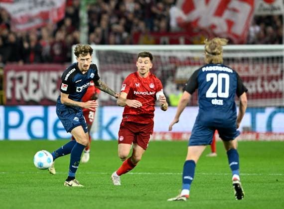 Fussball - 2. Bundesliga - Saison 2024 25 1. FC Kaiserslautern 19.10.2024 Fritz-Walter-Stadion 1. FC Kaiserslautern (fck) - SC Paderborn (scp) Calvin BRACKELMANN (SC Paderborn 07), li - Daniel HANSLIK (1. FC Kaiserslautern) 1. FC Kaiserslautern