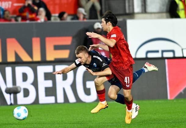 Fussball - 2. Bundesliga - Saison 2024 25 1. FC Kaiserslautern 19.10.2024 Fritz-Walter-Stadion 1. FC Kaiserslautern (fck) - SC Paderborn (scp) Daisuke YOKATA (fck), li - Mattes HANSEN (SC Paderborn 07) 1. FC Kaiserslautern