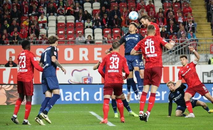 19.10.2024, xmohx, Fussball 2.Bundesliga, 1.FC Kaiserslautern - SC Paderborn 07 emspor, v.l. Santiago Caastaneda (Paderborn), Jannis Heuer (Kaiserslautern) (DFL DFB REGULATIONS PROHIBIT ANY USE OF PHOTOGRAPHS as IMAGE SEQUENCES and or QUASI-VIDEO) Kaiserslautern