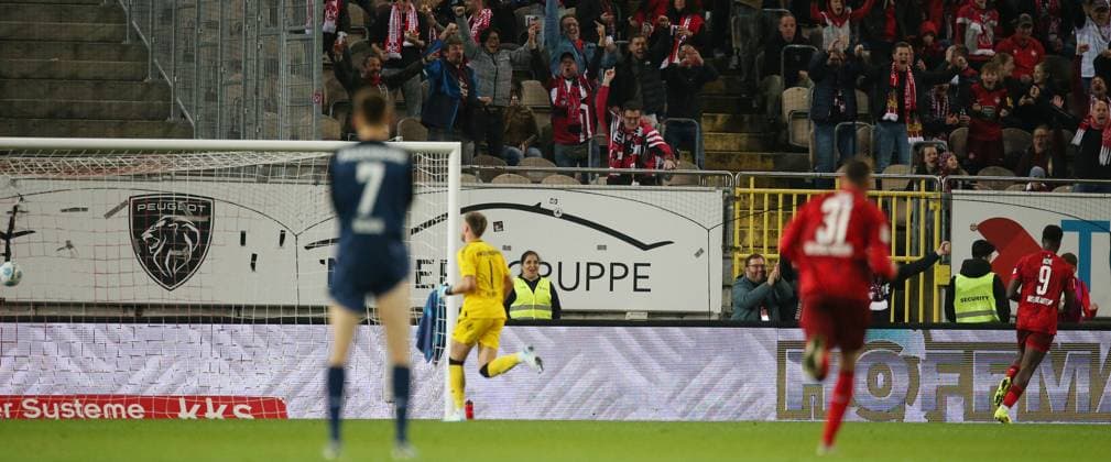 1:0 FCK durch Ragnar Ache (9, FC Kaiserslautern) 19.10.2024, Fußball, 2. Bundesliga, FC Kaiserslautern - SC Paderborn 07, 9. Spieltag, Saison 2024 25, Fritz Walter Stadion, Kaiserslautern, Deutschland, zmdz, ** DFB & DFL regulations prohibit any use of photographs as image sequences and or quasi-video. ** FC Kaiserslautern - SC Paderborn 07