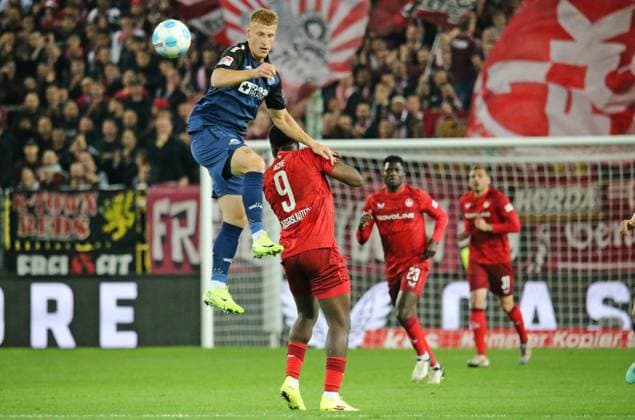 19.10.2024, xmohx, Fussball 2.Bundesliga, 1.FC Kaiserslautern - SC Paderborn 07 emspor, v.l. Laurin Curda (Paderborn), Ragnar Ache (Kaiserslautern) (DFL DFB REGULATIONS PROHIBIT ANY USE OF PHOTOGRAPHS as IMAGE SEQUENCES and or QUASI-VIDEO) Kaiserslautern