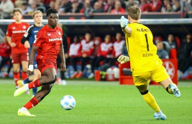 19.10.2024, xmohx, Fussball 2.Bundesliga, 1.FC Kaiserslautern - SC Paderborn 07 emspor, v.l. Tor zum 1-0 durch Ragnar Ache (Kaiserslautern) gegen Torwart Pelle Boevink (Paderborn) (DFL DFB REGULATIONS PROHIBIT ANY USE OF PHOTOGRAPHS as IMAGE SEQUENCES and or QUASI-VIDEO) Kaiserslautern