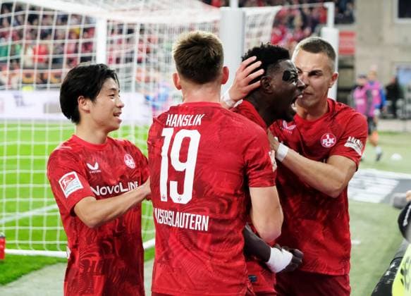 Sport Bilder des Tages Fussball - 2. Bundesliga - Saison 2024 25 1. FC Kaiserslautern 19.10.2024 Fritz-Walter-Stadion 1. FC Kaiserslautern (fck) - SC Paderborn (scp) Ragnar ACHE (1. FC Kaiserslautern), mi, nach dem 1:0 1. FC Kaiserslautern