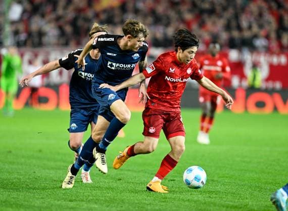 Fussball - 2. Bundesliga - Saison 2024 25 1. FC Kaiserslautern 19.10.2024 Fritz-Walter-Stadion 1. FC Kaiserslautern (fck) - SC Paderborn (scp) Calvin BRACKELMANN (SC Paderborn 07),li - Daisuke YOKATA (fck) 1. FC Kaiserslautern