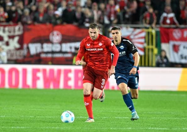 Fussball - 2. Bundesliga - Saison 2024 25 1. FC Kaiserslautern 19.10.2024 Fritz-Walter-Stadion 1. FC Kaiserslautern (fck) - SC Paderborn (scp) Luca SIRCH (1. FC Kaiserslautern) , li - Laurin CURDA (SC Paderborn 07) 1. FC Kaiserslautern