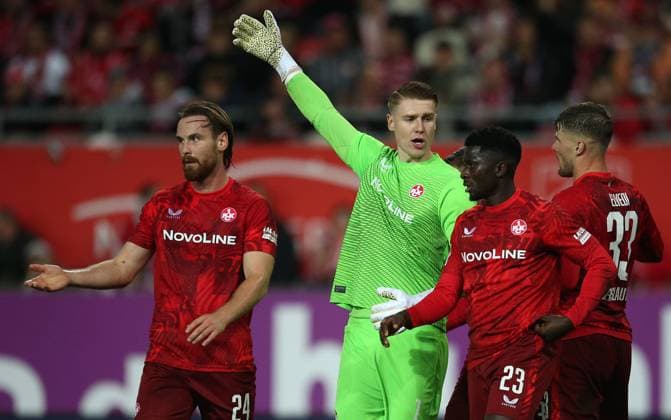 Julian Krahl (1, Torwart, FC Kaiserslautern) ,Afeez Aremu (23, FC Kaiserslautern) 19.10.2024, Fußball, 2. Bundesliga, FC Kaiserslautern - SC Paderborn 07, 9. Spieltag, Saison 2024 25, Fritz Walter Stadion, Kaiserslautern, Deutschland, zmdz, ** DFB & DFL regulations prohibit any use of photographs as image sequences and or quasi-video. ** FC Kaiserslautern - SC Paderborn 07