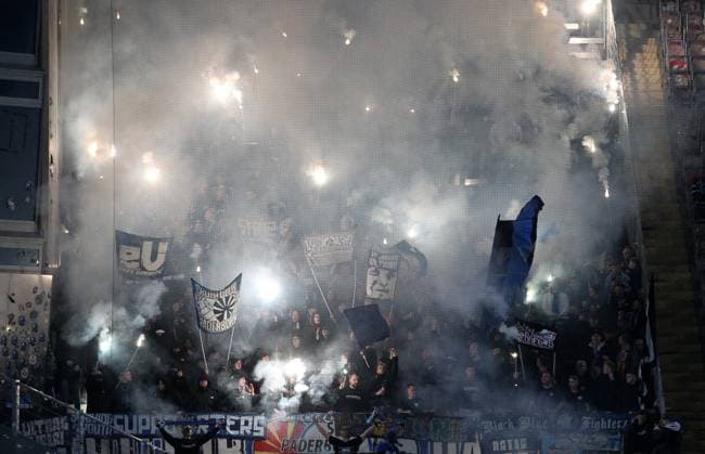 Paderborner Ultras zünden zur 2. Halbzeit Pyrotechnik 19.10.2024, Fußball, 2. Bundesliga, FC Kaiserslautern - SC Paderborn 07, 9. Spieltag, Saison 2024 25, Fritz Walter Stadion, Kaiserslautern, Deutschland, zmdz, ** DFB & DFL regulations prohibit any use of photographs as image sequences and or quasi-video. ** FC Kaiserslautern - SC Paderborn 07
