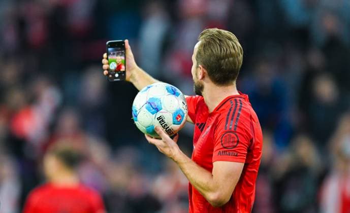 Bilder des Jahres 2024, Sport 10 Oktober Sport Themen der Woche KW42 Sport Bilder des Tages Harry Kane (FC Bayern Muenchen) macht ein Selfie mit dem Ball, Bundesliga, FC Bayern München v VfB Stuttgart, Allianz Arena am 19. October 2024 in München, Deutschland. (Foto von Silas Schueller DeFodi Images) Harry Kane (FC Bayern Muenchen) takes a picture with the ball, Bundesliga, FC Bayern München v VfB Stuttgart, Allianz Arena on October 19, 2024 in Munich, Germany. (Photo by Silas Schueller DeFodi Images) DFL regulations prohibit any use of photographs as image sequences and or quasi-video. not used in POL SRB CRO FRA GBR NED ITA USA Defodi-738_738_BAYVFB_20241019_656 *** Harry Kane FC Bayern Muenchen takes a selfie with the ball, Bundesliga, FC Bayern München v VfB Stuttgart, Allianz Arena on October 19, 2024 in Munich, Germany Photo by Silas Schueller DeFodi Images Harry Kane FC Bayern Muenchen takes a picture with the ball, Bundesliga, FC Bayern München v VfB Stuttgart, Allianz Arena on October 19, 2024 in Munich, Germany Photo by Silas Schueller DeFodi Images DFL regulations prohibit any use of photographs as image sequences and or quasi video not used in POL SRB CRO FRA GBR NED ITA USA Defodi 738 738 BAYVFB 20241019 656 Defodi-738 not used in POL SRB CRO FRA GBR NED ITA USA DFL regulations prohibit any use of photographs as image sequences and or quasi-video.