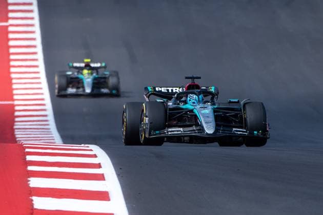 George Russell (Mercedes AMG Petronas Formula One Team, Großbritannien, 63) im Mercedes-AMG F1 W15 E Performance vor Lewis Hamilton (Mercedes AMG Petronas Formula One Team, Großbritannien, 44), USA, Formel 1 Weltmeisterschaft, Pirelli Grand Prix der Vereinigten Staaten von Amerika, Circuit of the Americas Austin, Sprint Rennen, 19.10.2024 USA, Formel 1 Weltmeisterschaft, Pirelli Grand Prix der Vereinigten Staaten von Amerika, Circuit of the Americas Austin, Sprint Rennen, 19.10.2024 Austin Copyright: xEibner-Pressefoto Memmlerx EP_MMR