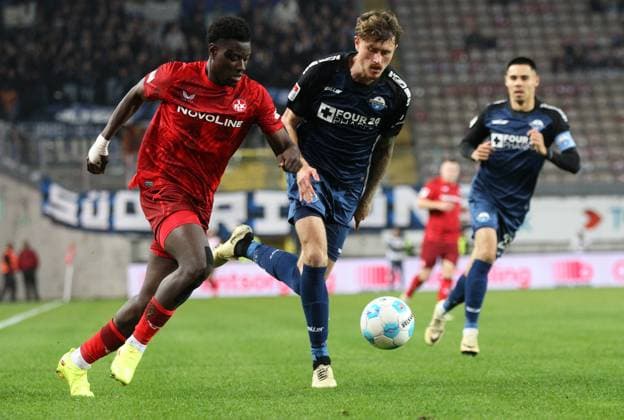 Calvin Brackelmann (4, Paderborn), Ragnar Ache (9, FC Kaiserslautern) 19.10.2024, Fußball, 2. Bundesliga, FC Kaiserslautern - SC Paderborn 07, 9. Spieltag, Saison 2024 25, Fritz Walter Stadion, Kaiserslautern, Deutschland, zmdz, ** DFB & DFL regulations prohibit any use of photographs as image sequences and or quasi-video. ** FC Kaiserslautern - SC Paderborn 07