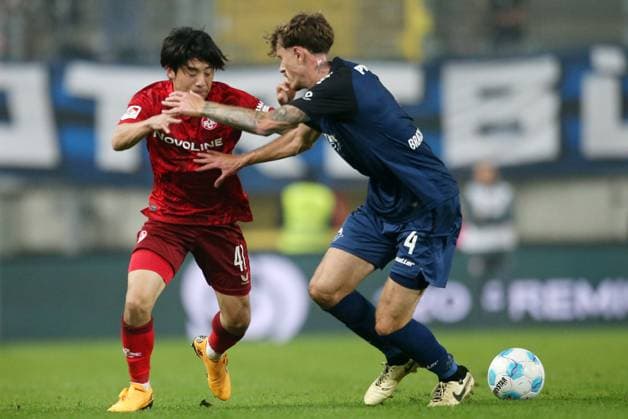 Daisuke Yokota (41, Kaiserslautern), Calvin Brackelmann (4, Paderborn) 19.10.2024, Fußball, 2. Bundesliga, FC Kaiserslautern - SC Paderborn 07, 9. Spieltag, Saison 2024 25, Fritz Walter Stadion, Kaiserslautern, Deutschland, zmdz, ** DFB & DFL regulations prohibit any use of photographs as image sequences and or quasi-video. ** FC Kaiserslautern - SC Paderborn 07