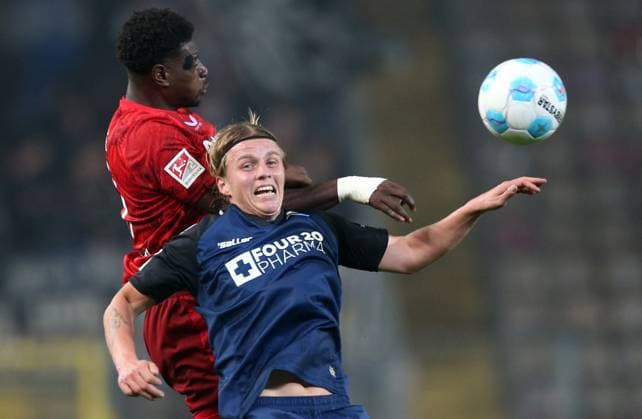 Ragnar Ache (9, FC Kaiserslautern), Felix Götze (20, Paderborn) 19.10.2024, Fußball, 2. Bundesliga, FC Kaiserslautern - SC Paderborn 07, 9. Spieltag, Saison 2024 25, Fritz Walter Stadion, Kaiserslautern, Deutschland, zmdz, ** DFB & DFL regulations prohibit any use of photographs as image sequences and or quasi-video. ** FC Kaiserslautern - SC Paderborn 07