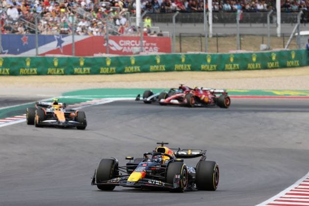 Max Verstappen (NED) Red Bull RB20 vor Lando Norris (GBR) McLaren , Formel 1 Pirelli Grand Prix, FIA F1 Weltmeisterschaft, Circuit of Amerika, Austin Texas, 19.10.2024, USA, Sprintrennen