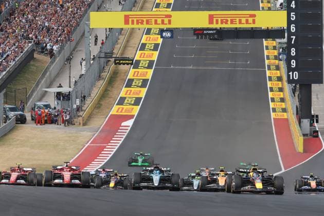 19.10.2024, Circuit of The Americas, Austin, FORMULA 1 PIRELLI UNITED STATES GRAND PRIX 2024 ,im Bild Rennstart:, Max Verstappen (NLD), Oracle Red Bull Racing, Lando Norris (GBR), McLaren F1 Team, George Russell (GBR), Mercedes-AMG Petronas Formula One Team, Charles Leclerc (MCO), Scuderia Ferrari HP, Carlos Sainz Jr. (ESP), Lewis Hamilton (GBR), Nico Hülkenberg (DEU), MoneyGram Haas F1 Team, Kevin Magnussen (DNK), Sergio Perez (MEX), Alexander Albon (GBR), Williams Racing, Franco Colapinto (ARG), Fernando Alonso (ESP), Aston Martin Aramco Cognizant Formula One Team (Photo by Hasan Bratic DeFodi Images) not used in POL SRB CRO FRA GBR NED ITA USA Defodi-506_20241019_hbr_4803