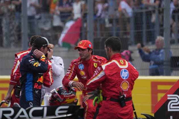 19.10.2024, Circuit of The Americas, Austin, FORMULA 1 PIRELLI UNITED STATES GRAND PRIX 2024 ,im Bild Max Verstappen (NLD), Oracle Red Bull Racing, Sieger im Sprintrennen mit dem Zweitplazierten Carlos Sainz Jr. (ESP), Scuderia Ferrari HP (Photo by Hasan Bratic DeFodi Images) not used in POL SRB CRO FRA GBR NED ITA USA Defodi-506_20241019_hbr_3675