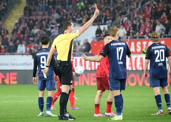 19.10.2024, xmohx, Fussball 2.Bundesliga, 1.FC Kaiserslautern - SC Paderborn 07 emspor, v.l. Schiedsrichter Robert Hempel zeigt Laurin Curda (Paderborn gelb rot (DFL DFB REGULATIONS PROHIBIT ANY USE OF PHOTOGRAPHS as IMAGE SEQUENCES and or QUASI-VIDEO) Kaiserslautern