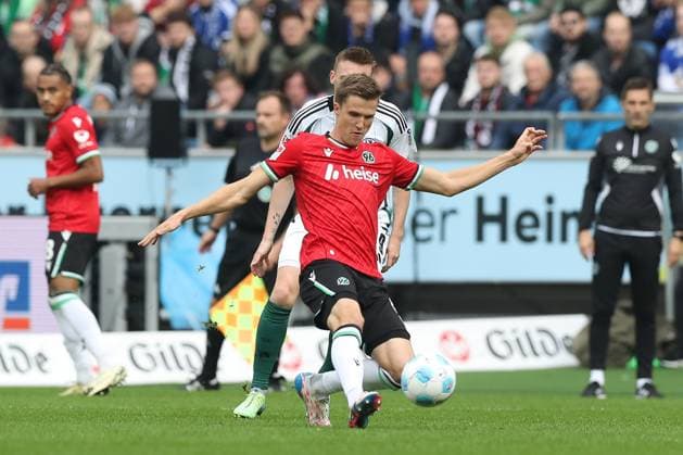 19.10.2024, xtgx, Fussball 2. Bundesliga, Hannover 96 - FC Schalke 04 emspor, v.l. Fabian Kunze (Hannover, 6) (DFL DFB REGULATIONS PROHIBIT ANY USE OF PHOTOGRAPHS as IMAGE SEQUENCES and or QUASI-VIDEO) Hannover