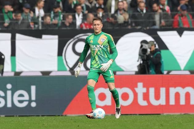 19.10.2024, xtgx, Fussball 2. Bundesliga, Hannover 96 - FC Schalke 04 emspor, v.l. Ron Thorben Hoffmann (Schalke, 1) Freisteller, Einzelbild, Ganzkoerper, single frame (DFL DFB REGULATIONS PROHIBIT ANY USE OF PHOTOGRAPHS as IMAGE SEQUENCES and or QUASI-VIDEO) Hannover