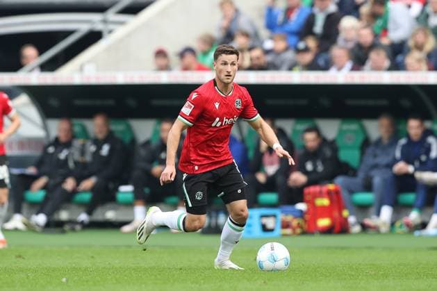 19.10.2024, xtgx, Fussball 2. Bundesliga, Hannover 96 - FC Schalke 04 emspor, v.l. Enzo Leopold (Hannover, 8) Freisteller, Einzelbild, Ganzkoerper, single frame (DFL DFB REGULATIONS PROHIBIT ANY USE OF PHOTOGRAPHS as IMAGE SEQUENCES and or QUASI-VIDEO) Hannover