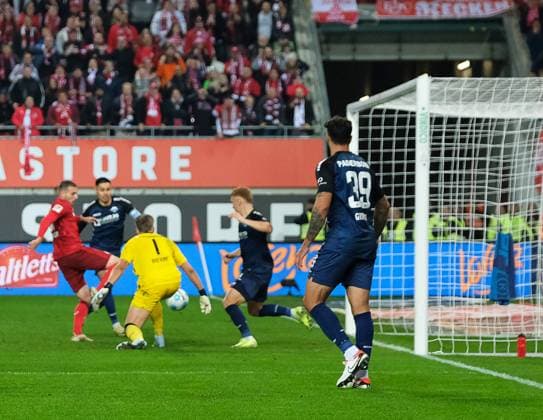 Fussball - 2. Bundesliga - Saison 2024 25 1. FC Kaiserslautern 19.10.2024 Fritz-Walter-Stadion 1. FC Kaiserslautern (fck) - SC Paderborn (scp) 3:0 Luca SIRCH (1. FC Kaiserslautern) , li, erzielt das 2:0 1. FC Kaiserslautern