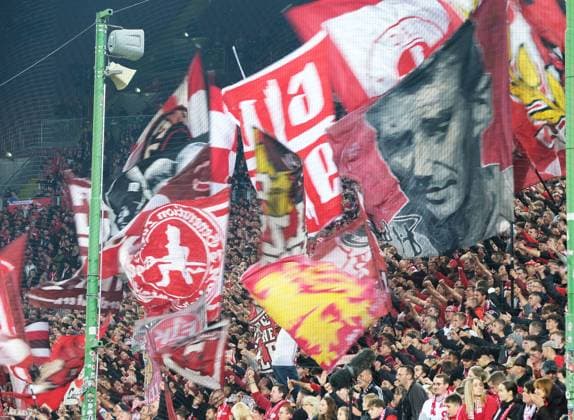 Fussball - 2. Bundesliga - Saison 2024 25 1. FC Kaiserslautern 19.10.2024 Fritz-Walter-Stadion 1. FC Kaiserslautern (fck) - SC Paderborn (scp) 3:0 Bewegung in der West 1. FC Kaiserslautern