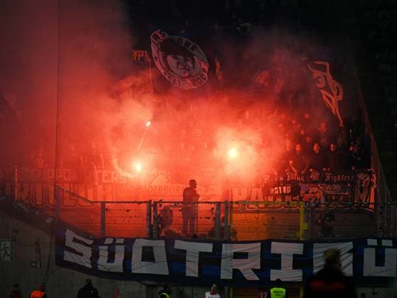 Fussball - 2. Bundesliga - Saison 2024 25 1. FC Kaiserslautern 19.10.2024 Fritz-Walter-Stadion 1. FC Kaiserslautern (fck) - SC Paderborn (scp) 3:0 Paderborner Pyro 1. FC Kaiserslautern