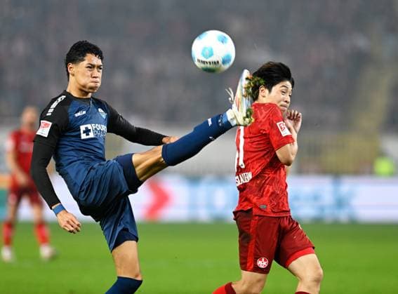 Fussball - 2. Bundesliga - Saison 2024 25 1. FC Kaiserslautern 19.10.2024 Fritz-Walter-Stadion 1. FC Kaiserslautern (fck) - SC Paderborn (scp) 3:0 Santiago CASTANEDA (SC Paderborn 07), li - Daisuke YOKATA (fck) 1. FC Kaiserslautern