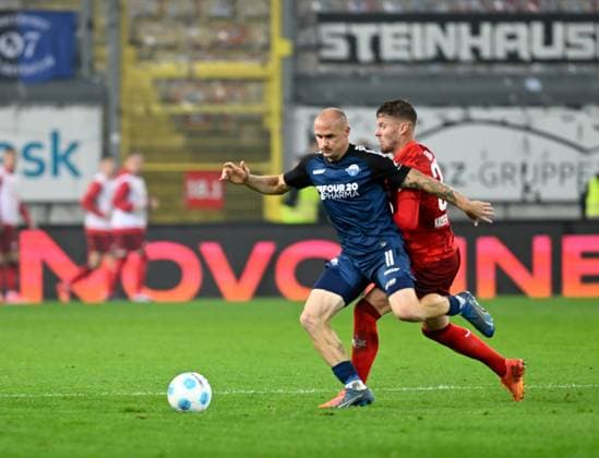 Fussball - 2. Bundesliga - Saison 2024 25 1. FC Kaiserslautern 19.10.2024 Fritz-Walter-Stadion 1. FC Kaiserslautern (fck) - SC Paderborn (scp) 3:0 Sven MICHEL (SC Paderborn 07), li - Jan ELVEDI (1. FC Kaiserslautern) 1. FC Kaiserslautern