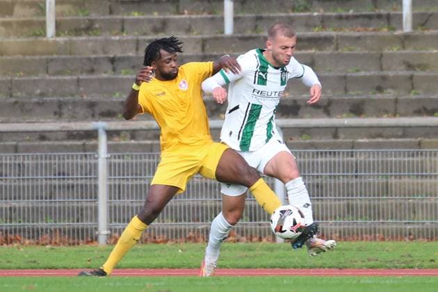 Mönchengladbach, Deutschland 19. Oktober 2024: Regionalliga West - 2024 2025 - Bor. Mönchengladbach U23 vs. KFC Uerdingen Im Bild: v. li. im Zweikampf Jeff-Denis Fehr (KFC Uerdingen) und Kushtrim Asallari (Borussia Mönchengladbach U23) Grenzlandstadion Nordrhein Westfalen Copyright: xFotostandx xVanxderxVeldenx