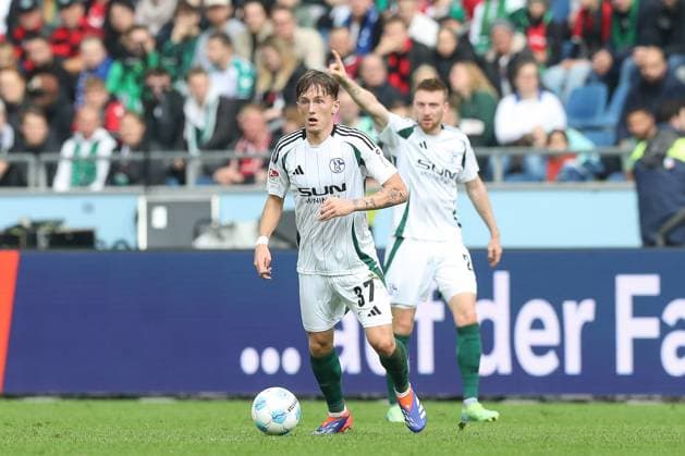 19.10.2024, xtgx, Fussball 2. Bundesliga, Hannover 96 - FC Schalke 04 emspor, v.l. Max Grueger (Grüger, Schalke, 37) (DFL DFB REGULATIONS PROHIBIT ANY USE OF PHOTOGRAPHS as IMAGE SEQUENCES and or QUASI-VIDEO) Hannover
