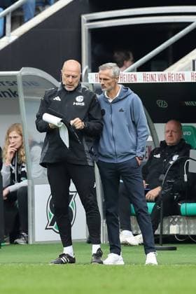 19.10.2024, xtgx, Fussball 2. Bundesliga, Hannover 96 - FC Schalke 04 emspor, v.l. Co Trainer Robert Molenaar, Kees van Wonderen (Schalke, Trainer) (DFL DFB REGULATIONS PROHIBIT ANY USE OF PHOTOGRAPHS as IMAGE SEQUENCES and or QUASI-VIDEO) Hannover *** 19 10 2024, xtgx, Fußball 2 Bundesliga, Hannover 96 FC Schalke 04 emspor, v l Co Trainer Robert Molenaar, Kees van Wonderen Schalke, Trainer DFL DFB REGULATIONS PROHIBIT ANY USE OF PHOTOGRAPHS as IMAGE SEQUENCES and or QUASI VIDEO Hannover