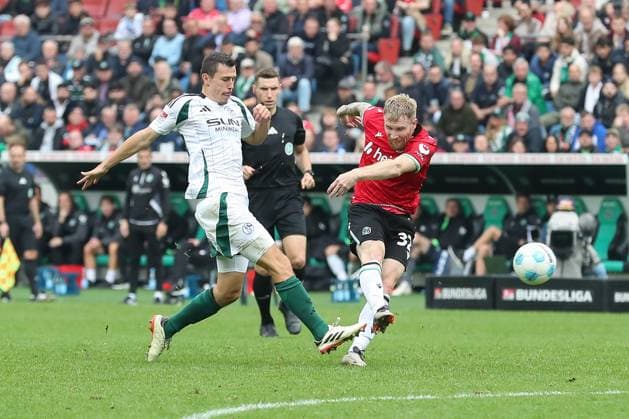 19.10.2024, xtgx, Fussball 2. Bundesliga, Hannover 96 - FC Schalke 04 emspor, v.l. Ron Schallenberg (Schalke), Andreas Voglsammer (Hannover, 32) Zweikampf, Duell, Kampf, tackle (DFL DFB REGULATIONS PROHIBIT ANY USE OF PHOTOGRAPHS as IMAGE SEQUENCES and or QUASI-VIDEO) Hannover