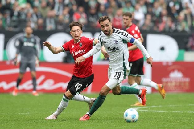 19.10.2024, xtgx, Fussball 2. Bundesliga, Hannover 96 - FC Schalke 04 emspor, v.l. Jannik Rochelt (Hannover, 10) Eric Uhlmann (Hannover, 19) (DFL DFB REGULATIONS PROHIBIT ANY USE OF PHOTOGRAPHS as IMAGE SEQUENCES and or QUASI-VIDEO) Hannover