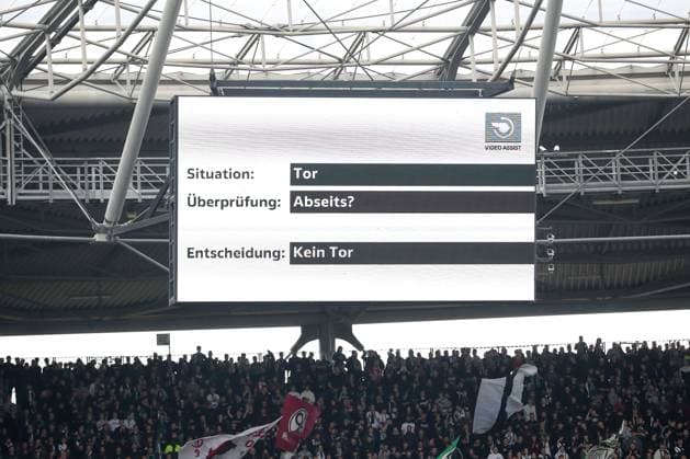 19.10.2024, xtgx, Fussball 2. Bundesliga, Hannover 96 - FC Schalke 04 emspor, v.l. Symbolfoto, Symbolbild, Symbol Anzeigetafel VAR Video Assist Videobeweis Abseits (DFL DFB REGULATIONS PROHIBIT ANY USE OF PHOTOGRAPHS as IMAGE SEQUENCES and or QUASI-VIDEO) Hannover