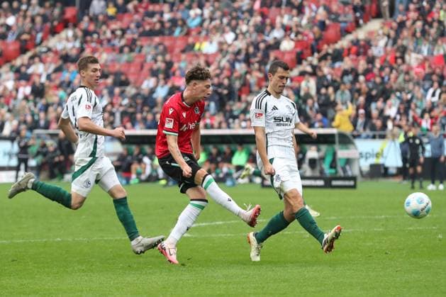 19.10.2024, xtgx, Fussball 2. Bundesliga, Hannover 96 - FC Schalke 04 emspor, v.l. Jannik Rochelt (Hannover, 10) schiesst den Ball aufs Tor, Torschuss, Schuss (DFL DFB REGULATIONS PROHIBIT ANY USE OF PHOTOGRAPHS as IMAGE SEQUENCES and or QUASI-VIDEO) Hannover