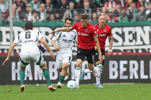 19.10.2024, xtgx, Fussball 2. Bundesliga, Hannover 96 - FC Schalke 04 emspor, v.l. Fabian Kunze (Hannover, 6) (DFL DFB REGULATIONS PROHIBIT ANY USE OF PHOTOGRAPHS as IMAGE SEQUENCES and or QUASI-VIDEO) Hannover