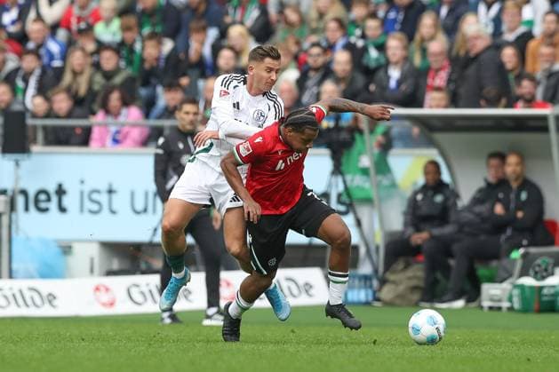 19.10.2024, xtgx, Fussball 2. Bundesliga, Hannover 96 - FC Schalke 04 emspor, v.l. Paul Seguin (Schalke, 7), Jessic Ngankam (Hannover, 7) (DFL DFB REGULATIONS PROHIBIT ANY USE OF PHOTOGRAPHS as IMAGE SEQUENCES and or QUASI-VIDEO) Hannover