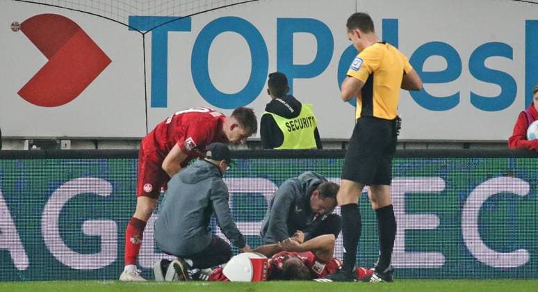 19.10.2024, xmohx, Fussball 2.Bundesliga, 1.FC Kaiserslautern - SC Paderborn 07 emspor, v.l. Verletzung Jannis Heuer (Kaiserslautern) (DFL DFB REGULATIONS PROHIBIT ANY USE OF PHOTOGRAPHS as IMAGE SEQUENCES and or QUASI-VIDEO) Kaiserslautern