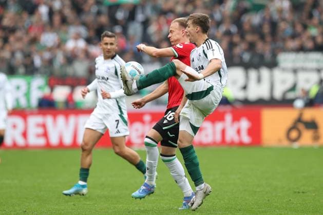 19.10.2024, xtgx, Fussball 2. Bundesliga, Hannover 96 - FC Schalke 04 emspor, v.l. Havard Nielsen (Hannover, 16), Felipe Sanchez (Schalke, 2) Zweikampf, Duell, Kampf, tackle (DFL DFB REGULATIONS PROHIBIT ANY USE OF PHOTOGRAPHS as IMAGE SEQUENCES and or QUASI-VIDEO) Hannover