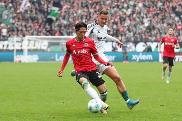 19.10.2024, xtgx, Fussball 2. Bundesliga, Hannover 96 - FC Schalke 04 emspor, v.l. Sei Muroya (Hannover, 21), Paul Seguin (Schalke, 7) (DFL DFB REGULATIONS PROHIBIT ANY USE OF PHOTOGRAPHS as IMAGE SEQUENCES and or QUASI-VIDEO) Hannover