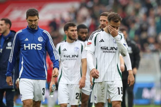 19.10.2024, xtgx, Fussball 2. Bundesliga, Hannover 96 - FC Schalke 04 emspor, v.l. Kenan Karaman (Schalke, 19) enttaeuscht, enttäuscht, schaut enttaeuscht, niedergeschlagen, disappointed (DFL DFB REGULATIONS PROHIBIT ANY USE OF PHOTOGRAPHS as IMAGE SEQUENCES and or QUASI-VIDEO) Hannover