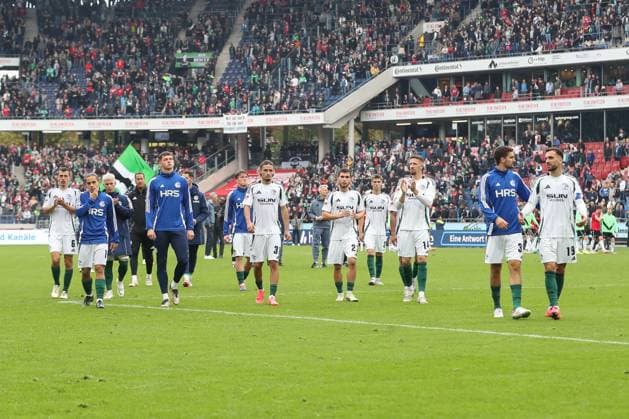 19.10.2024, xtgx, Fussball 2. Bundesliga, Hannover 96 - FC Schalke 04 emspor, v.l. Schalke enttaeuscht, enttäuscht, schaut enttaeuscht, niedergeschlagen, disappointed (DFL DFB REGULATIONS PROHIBIT ANY USE OF PHOTOGRAPHS as IMAGE SEQUENCES and or QUASI-VIDEO) Hannover