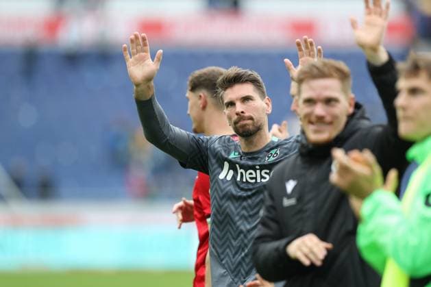 19.10.2024, xtgx, Fussball 2. Bundesliga, Hannover 96 - FC Schalke 04 emspor, v.l. Ron Robert Zieler (Hannover, 16) Jubel ueber den Sieg, Jubel nach Spielende (DFL DFB REGULATIONS PROHIBIT ANY USE OF PHOTOGRAPHS as IMAGE SEQUENCES and or QUASI-VIDEO) Hannover
