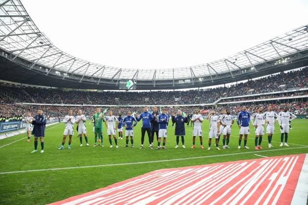 19.10.2024, xtgx, Fussball 2. Bundesliga, Hannover 96 - FC Schalke 04 emspor, v.l. Schalke enttaeuscht, enttäuscht, schaut enttaeuscht, niedergeschlagen, disappointed (DFL DFB REGULATIONS PROHIBIT ANY USE OF PHOTOGRAPHS as IMAGE SEQUENCES and or QUASI-VIDEO) Hannover