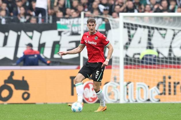 19.10.2024, xtgx, Fussball 2. Bundesliga, Hannover 96 - FC Schalke 04 emspor, v.l. Phil Neumann (Hannover, 5) Freisteller, Einzelbild, Ganzkoerper, single frame (DFL DFB REGULATIONS PROHIBIT ANY USE OF PHOTOGRAPHS as IMAGE SEQUENCES and or QUASI-VIDEO) Hannover