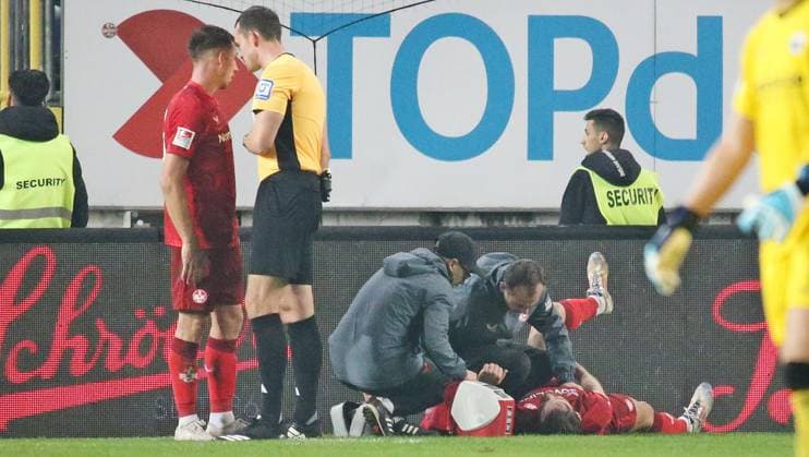 19.10.2024, xmohx, Fussball 2.Bundesliga, 1.FC Kaiserslautern - SC Paderborn 07 emspor, v.l. Verletzung Jannis Heuer (Kaiserslautern) (DFL DFB REGULATIONS PROHIBIT ANY USE OF PHOTOGRAPHS as IMAGE SEQUENCES and or QUASI-VIDEO) Kaiserslautern